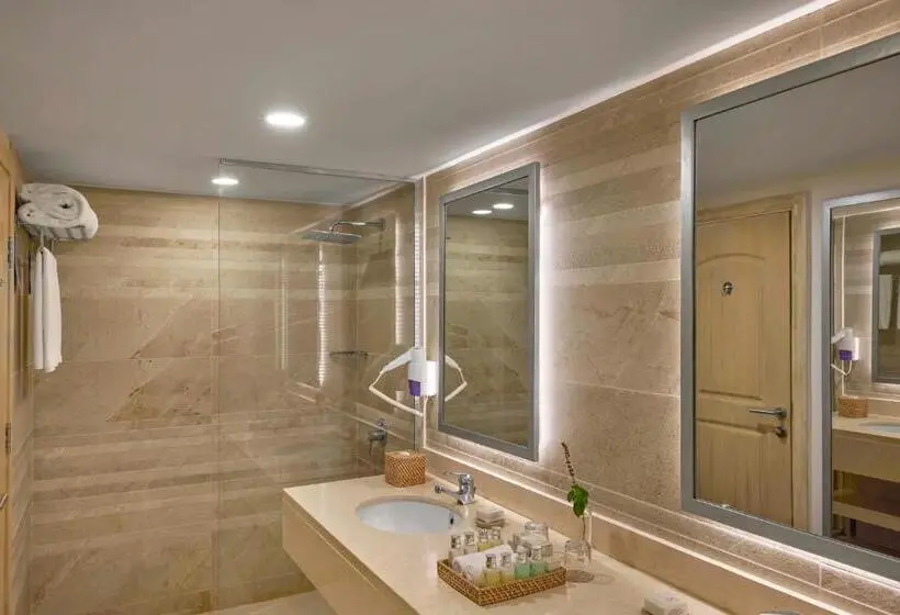 سوییت جونیور, Jaz Costa Mares Adults Only 16+
