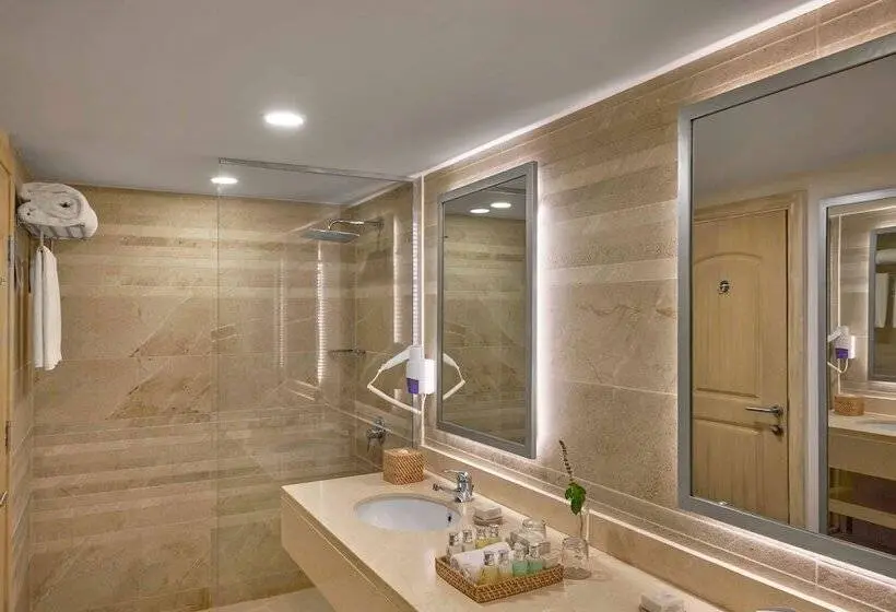 سوییت جونیور, Jaz Costa Mares Adults Only 16+