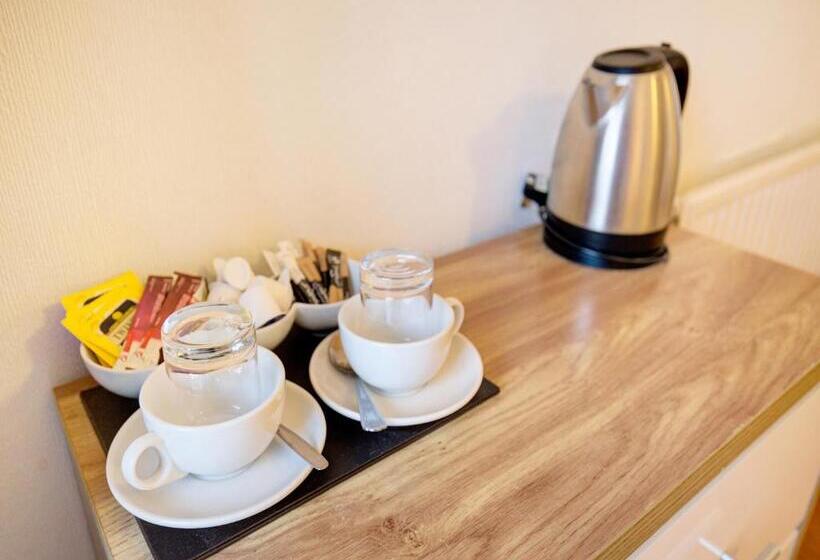 Кровать в Общей Комнате, Eastbank Hotel