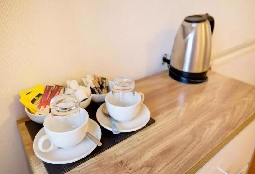 ルームシェアのワンベッド, Eastbank Hotel
