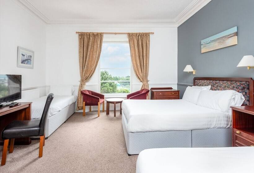 اتاق خانوادگی, Abbey Lawn