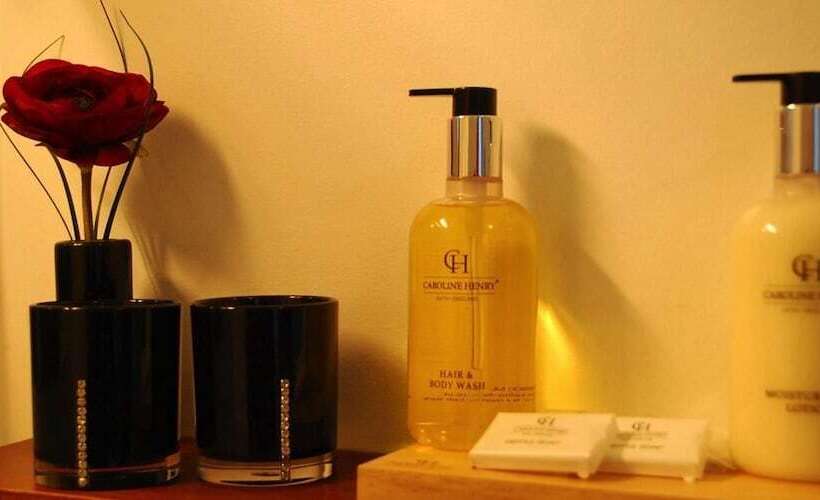 חדר משפחתי, Boars Head