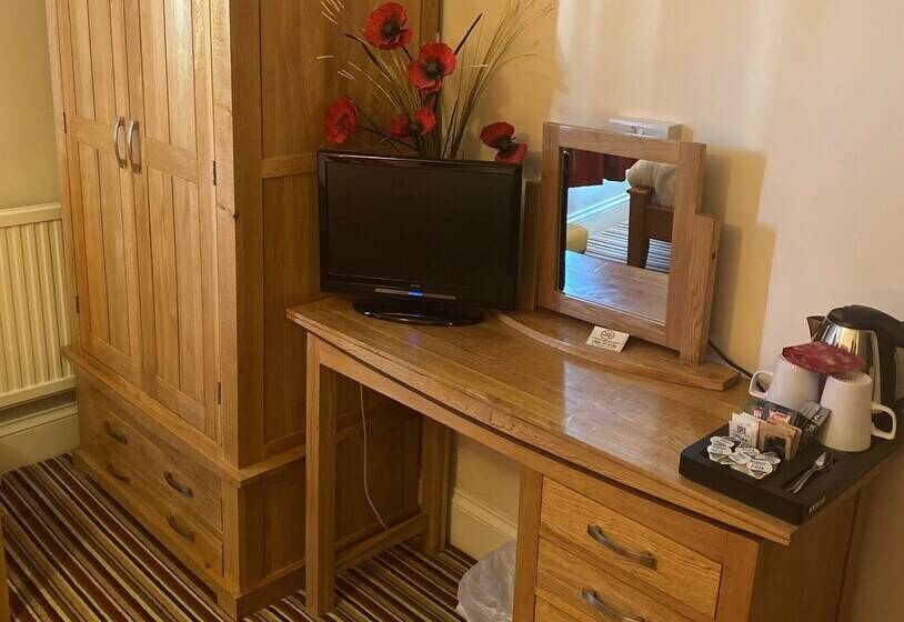 חדר משפחתי, Boars Head