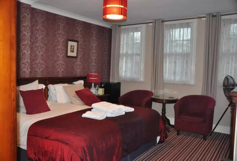 Deluxe Room King Size Bed, Peppers