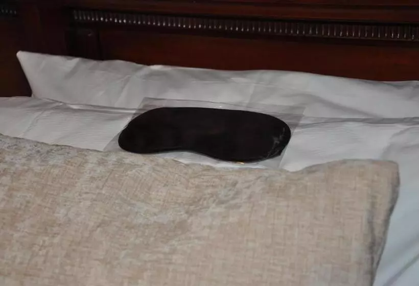 Deluxe Room King Size Bed, Peppers