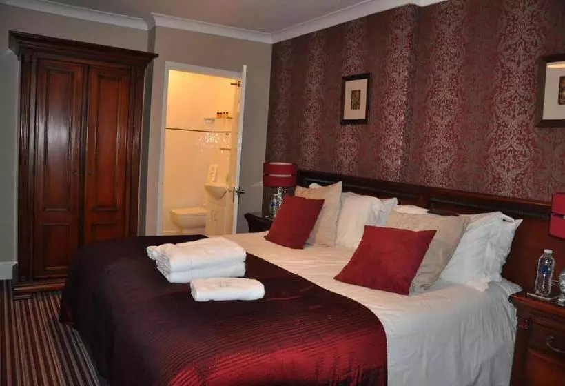 Deluxe Room King Size Bed, Peppers