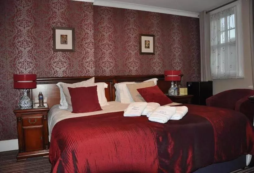 Deluxe Room King Size Bed, Peppers