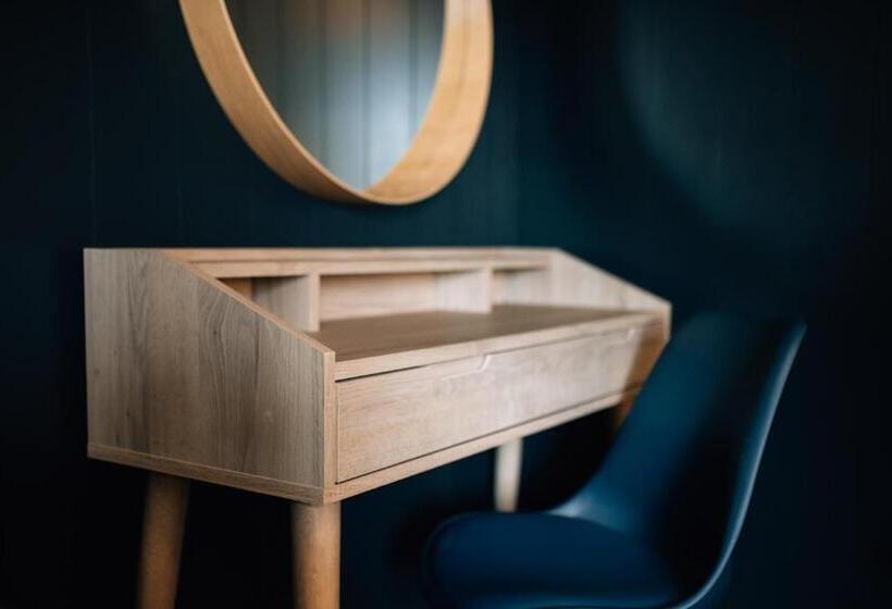 패밀리 룸, The Fullerton Arms