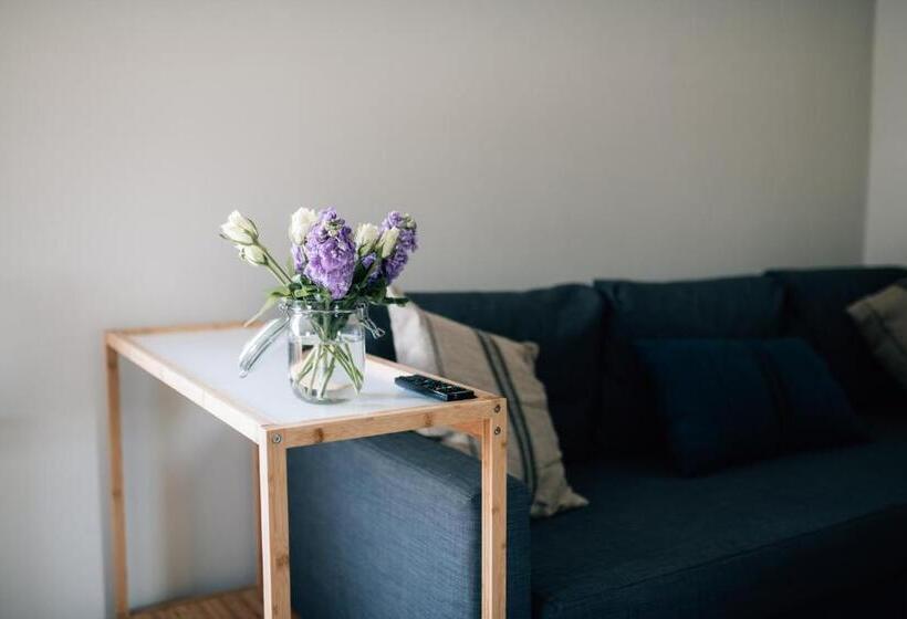 패밀리 룸, The Fullerton Arms