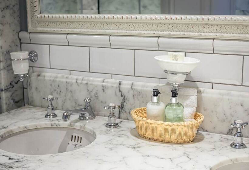 Номер Deluxe, The Raeburn