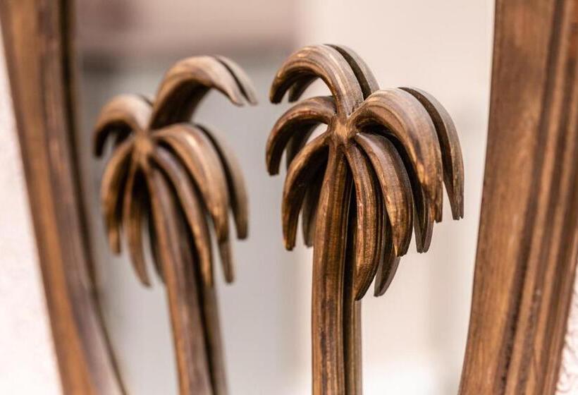 이코노미 룸, The Rosscourt Adults Only