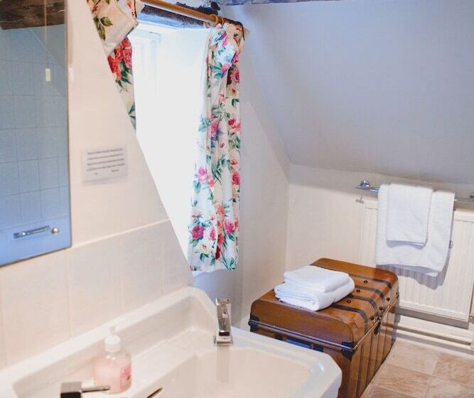 经典套房, The West Arms