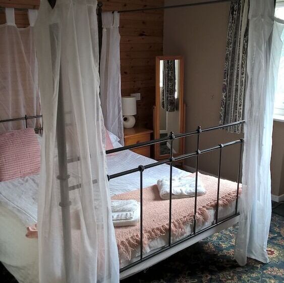 بانگلوی استاندارد, Wringford Cottages