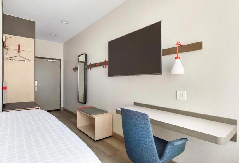 适合残疾人士使用的带超级大床的标准间, Avid Hotel Nashville South   Smyrna, An Ihg