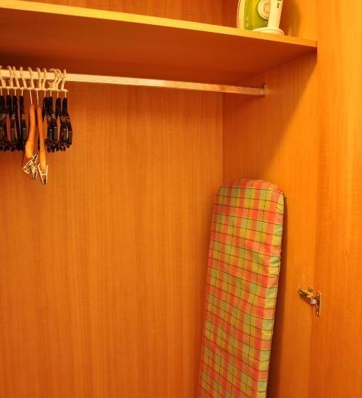 חדר משפחתי, Chittaway Motel