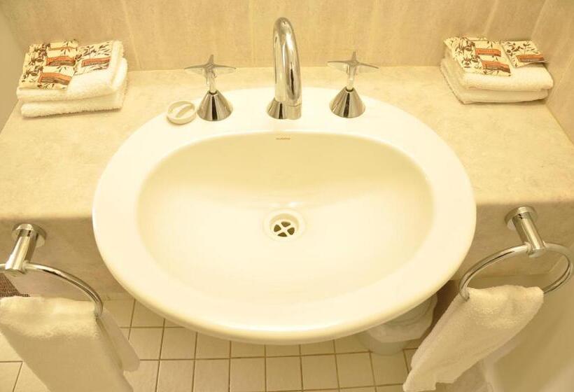 חדר משפחתי, Chittaway Motel