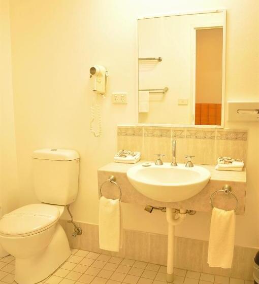 חדר משפחתי, Chittaway Motel