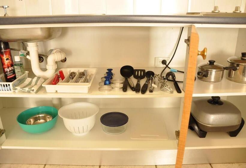 חדר משפחתי, Chittaway Motel