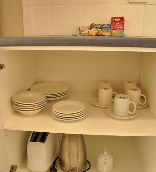 חדר משפחתי, Chittaway Motel