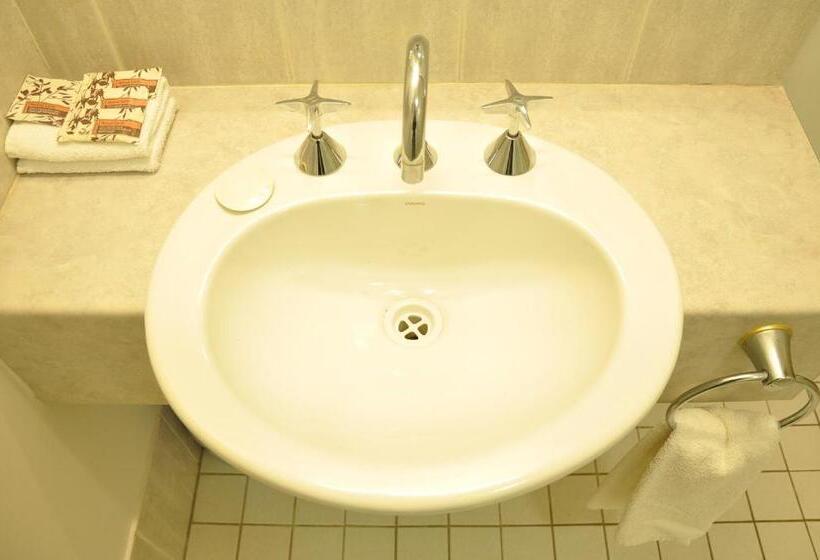 חדר סופריור לשלושה, Chittaway Motel