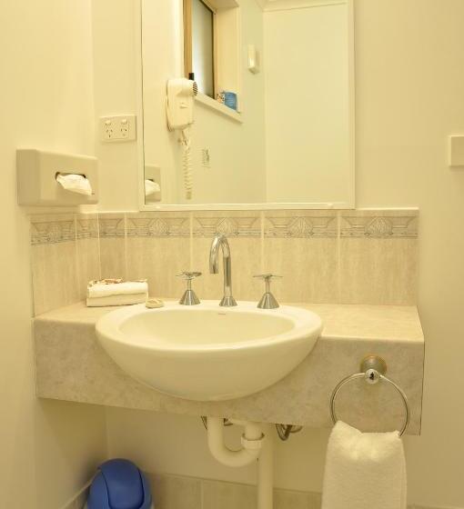 חדר סופריור לשלושה, Chittaway Motel