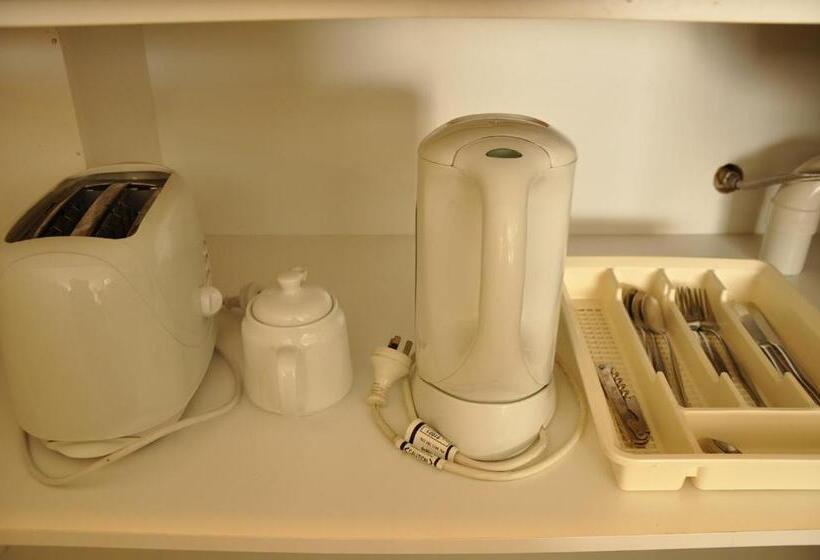 חדר סופריור לשלושה, Chittaway Motel