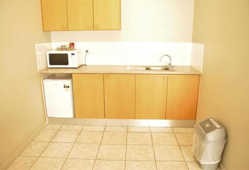 חדר סופריור לשלושה, Chittaway Motel