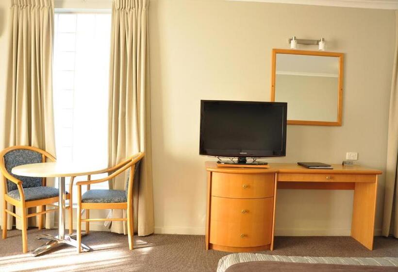 חדר סופריור לשלושה, Chittaway Motel