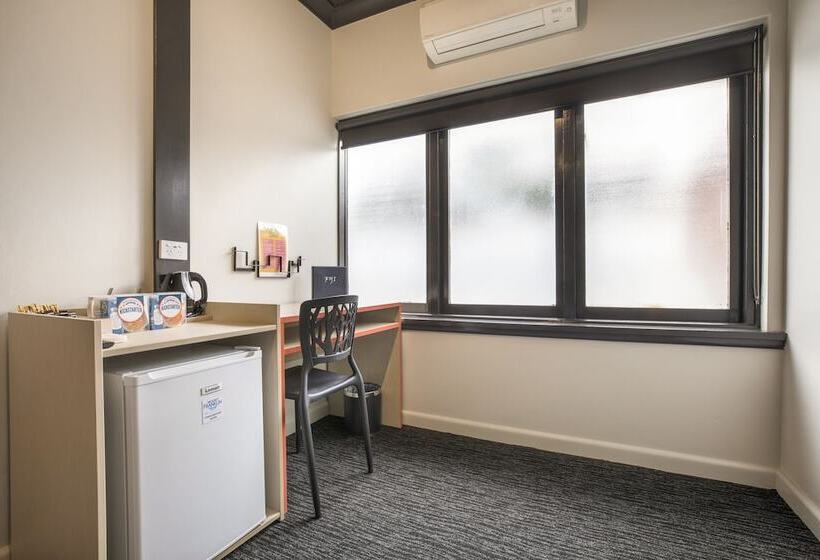 استودیوی استاندارد, Nightcap At Chester Hill