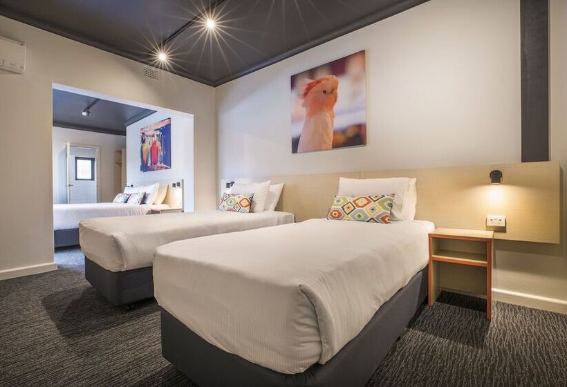 استودیو خانوادگی, Nightcap At Chester Hill