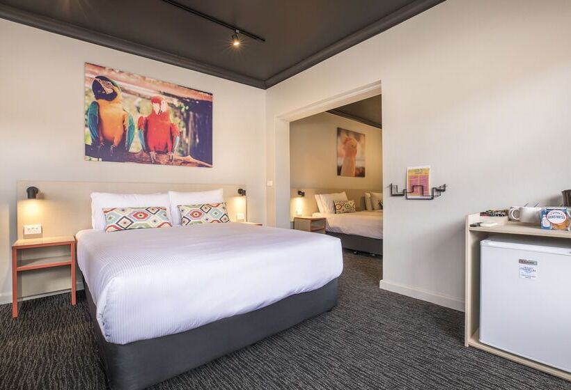 استودیو خانوادگی, Nightcap At Chester Hill