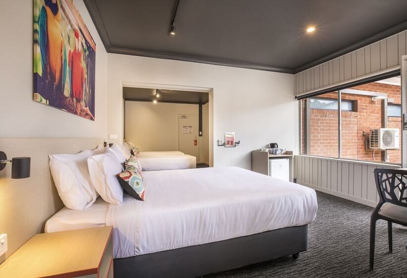 استودیو خانوادگی, Nightcap At Chester Hill