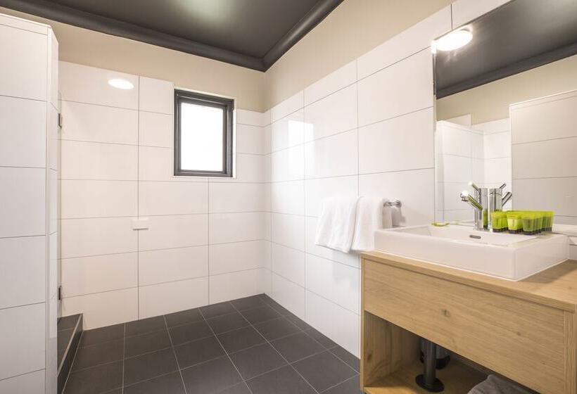 استودیو خانوادگی, Nightcap At Chester Hill