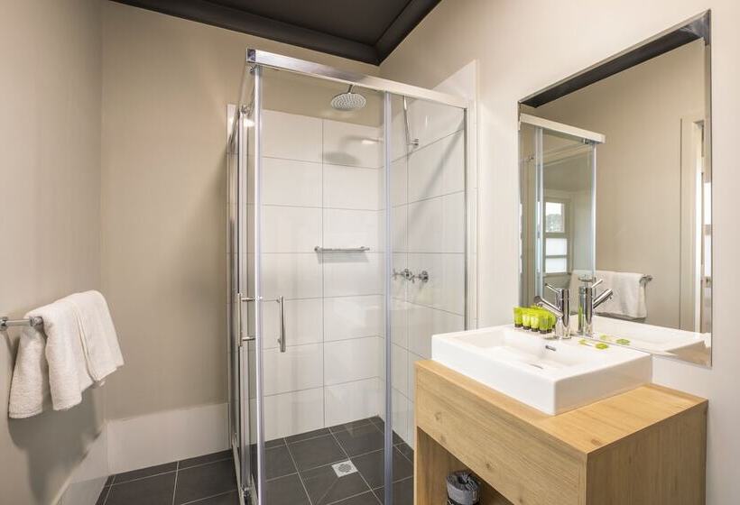 استودیوی استاندارد با تخت دو نفره بزرگ, Nightcap At Chester Hill