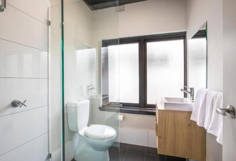 استودیوی استاندارد, Nightcap At Chester Hill