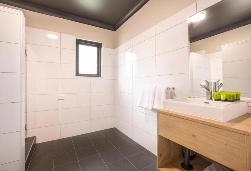 استودیو خانوادگی, Nightcap At Chester Hill