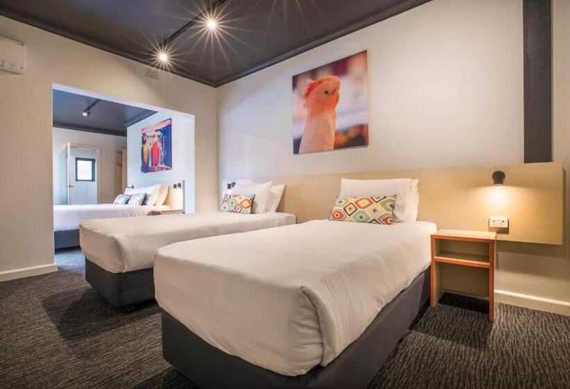 استودیو خانوادگی, Nightcap At Chester Hill