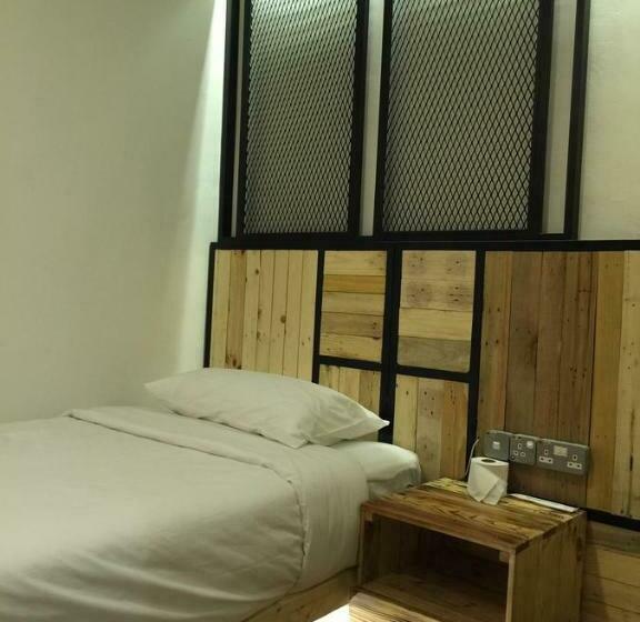 غرفة قياسية فردية, The Oikos