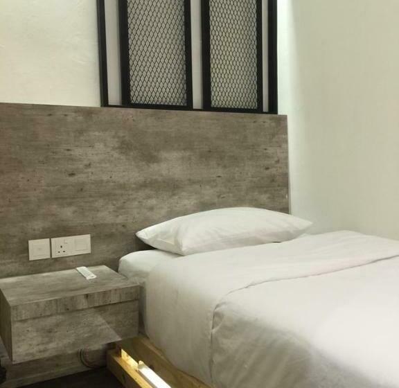 غرفة قياسية فردية, The Oikos