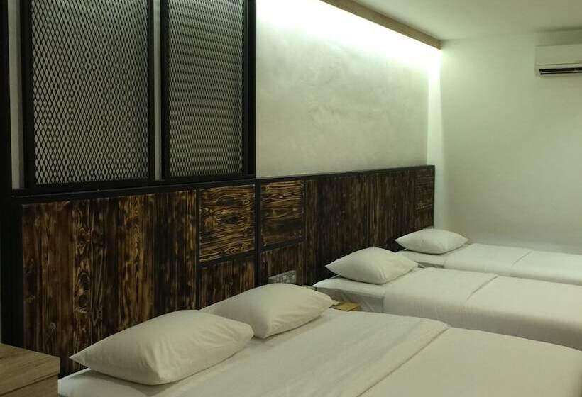 غرفة عائلية, The Oikos