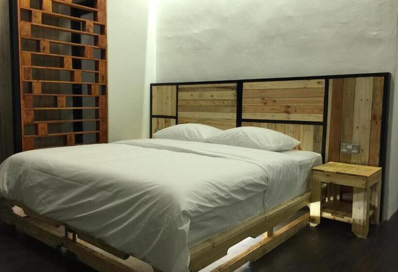 جناح جونيور مطلّ علي البحر, The Oikos