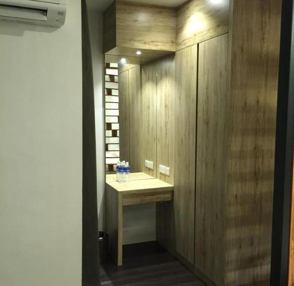 جناح جونيور مطلّ علي البحر, The Oikos