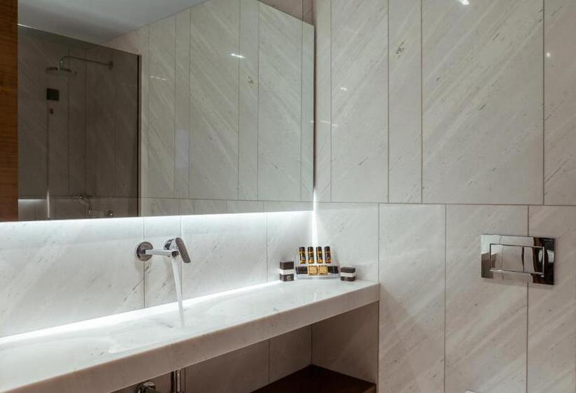 סוויטת ג'וניור עם טרסה, Aya