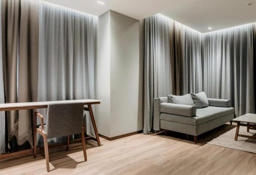 סוויטה אקזקיוטיב, Aya