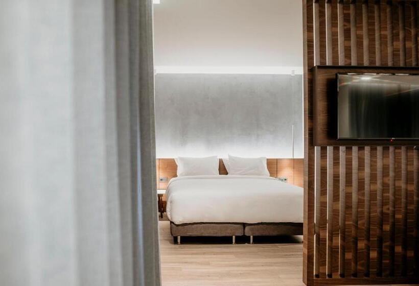 סוויטה אקזקיוטיב, Aya