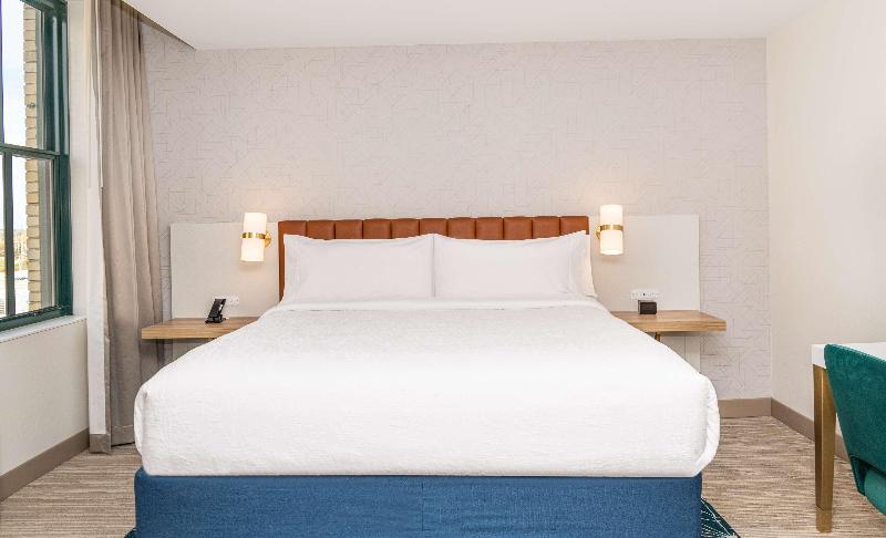 غرفة قياسية سرير كينج, Hilton Garden Inn Flint Downtown