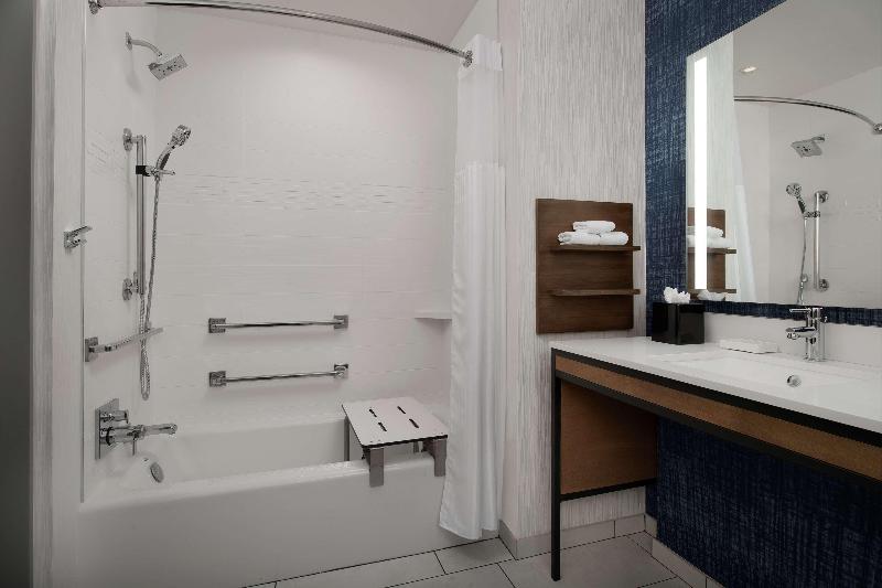מיטת קינג בסוויטה, Hilton Garden Inn San Jose Airport