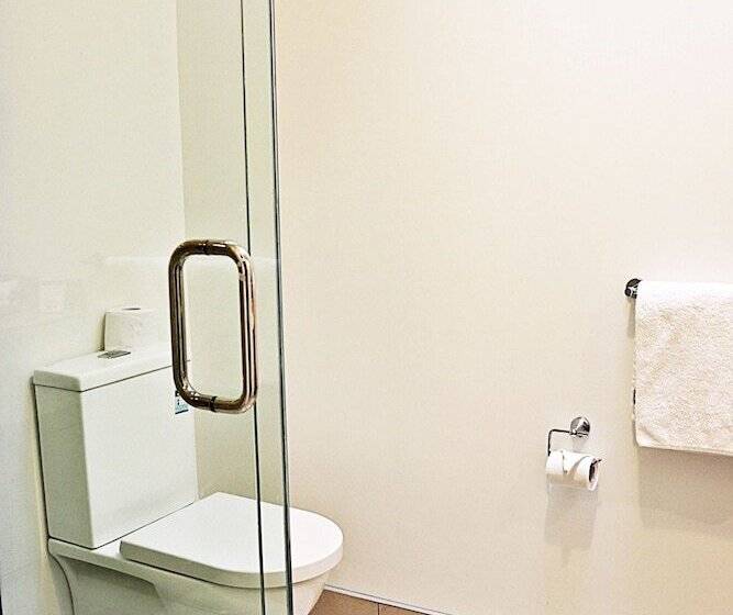 غرفة قياسية ثلاثية, Airport Gateway