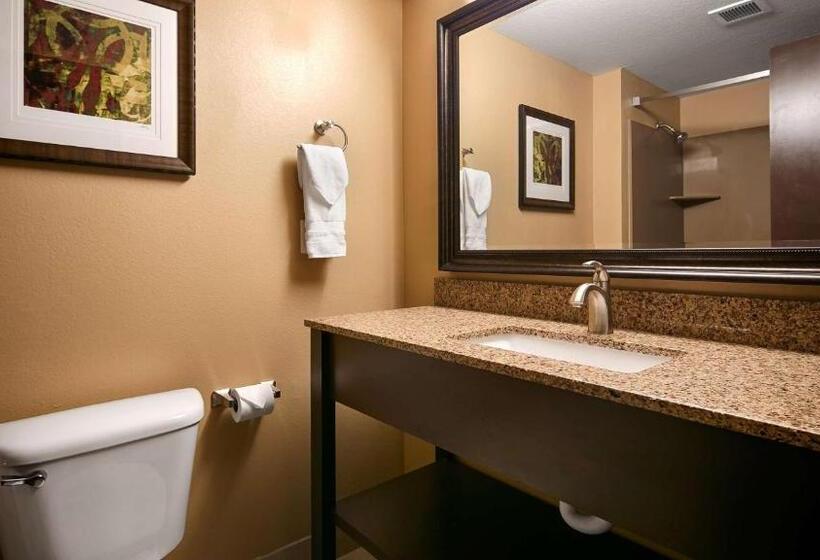 جناح, Best Western Woodland Inn