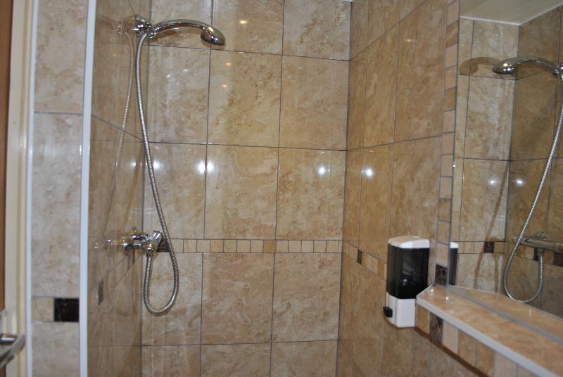 ファミリールーム, Carlton